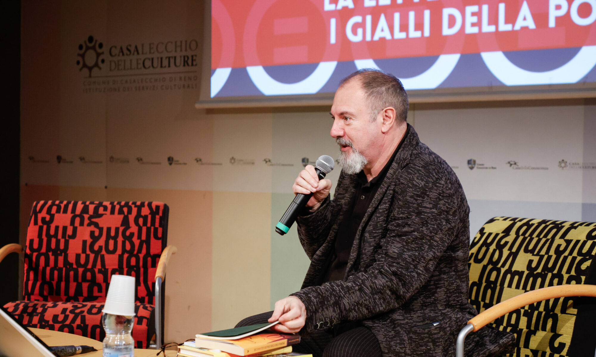 Carlo Lucarelli durante "La letteratura indaga i gialli della politica"